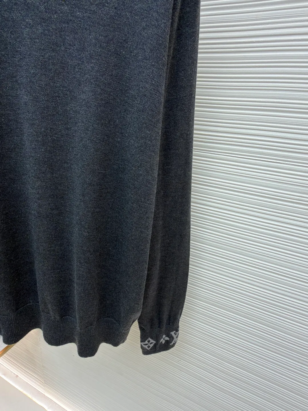 LOUIS VUITTON cuff jacquard cashmere sweater ●Original version: Purchased and developed for 15100 ●Item number: 1681848-A75 ●Fabric: wool blended fabric ●Technology: jacquard knitting ●Color: gray ●Type: fitted version ●Weight: about 370 grams ●Size: S-M-L-XL ●Description: Made of 55% cashmere fabric with 45% cotton. The fabric is soft and comfortable and does not cling to the upper body. The three-dimensional and stylish version can be worn outside or as a base layer. The fabric is washed frequently to fix the pattern and color. The jacquard is made of professional point jacquard on wool looms imported from Germany, and is reproduced from the original 1:1 scanned pattern. This round-neck pullover is made of soft cashmere in trendy tones and features Monogram elements on the ribbed knitted cuffs. It goes well with a variety of looks. The overall wiring is straight and delicate, the fabric is comfortable and soft, and the color is consistent without color difference. It can be matched with the same style to create a fashionable look and control various occasions. Customized accessories, complete with three standards, same style for men and women!